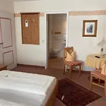 Gaestehaus Menkenbauer Inkl. Chiemgaukarte Pensjonat 3*