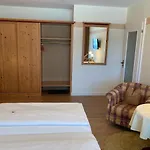 Gaestehaus Menkenbauer Inkl. Chiemgaukarte Pensjonat