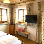 Gaestehaus Menkenbauer Inkl. Chiemgaukarte 3*