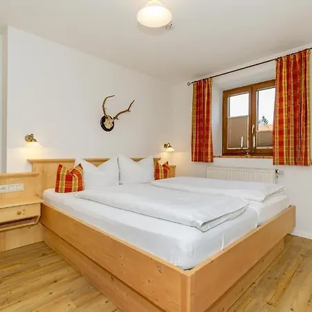 Gaestehaus Menkenbauer Inkl. Chiemgaukarte Konukevi