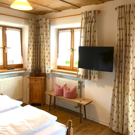 Gaestehaus Menkenbauer Inkl. Chiemgaukarte 3*