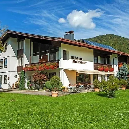 Gaestehaus Menkenbauer Inkl. Chiemgaukarte ゲストハウス 3*