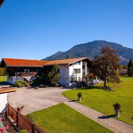 Gaestehaus Menkenbauer Inkl. Chiemgaukarte 3*