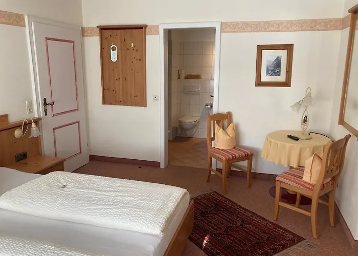Gaestehaus Menkenbauer Inkl. Chiemgaukarte بيت ضيافة 3*